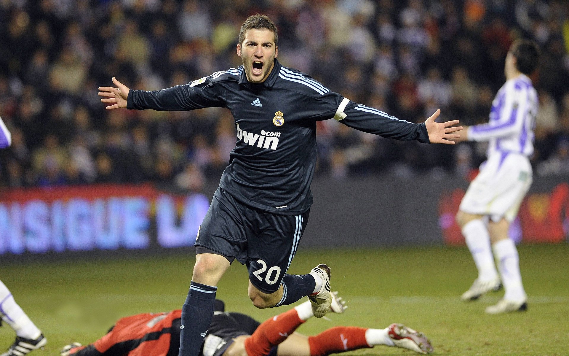 开云体育在线-德甲争冠战之夜，当压力化为利刃，萨内完成沉默者的爆发